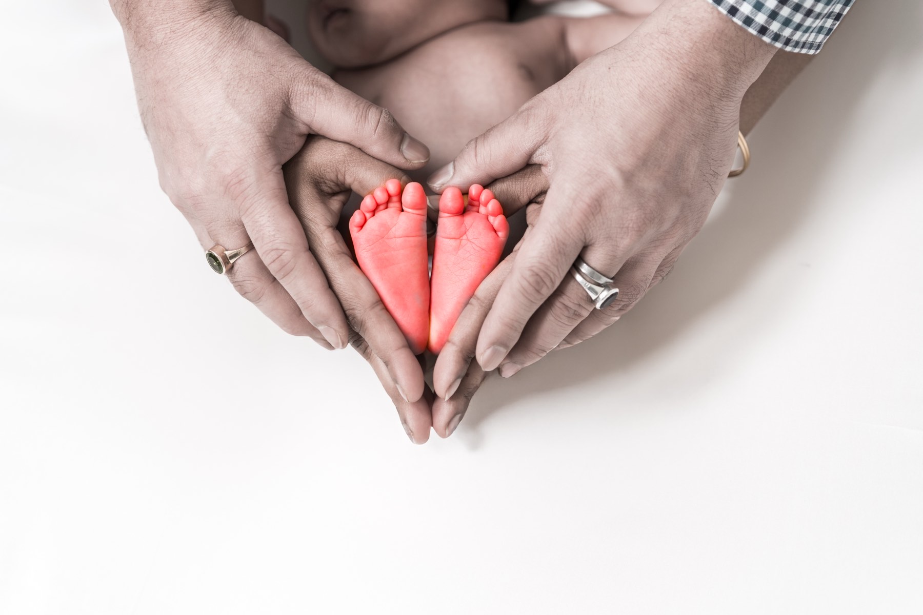 A newborn photographed in studio by Smritika Moments